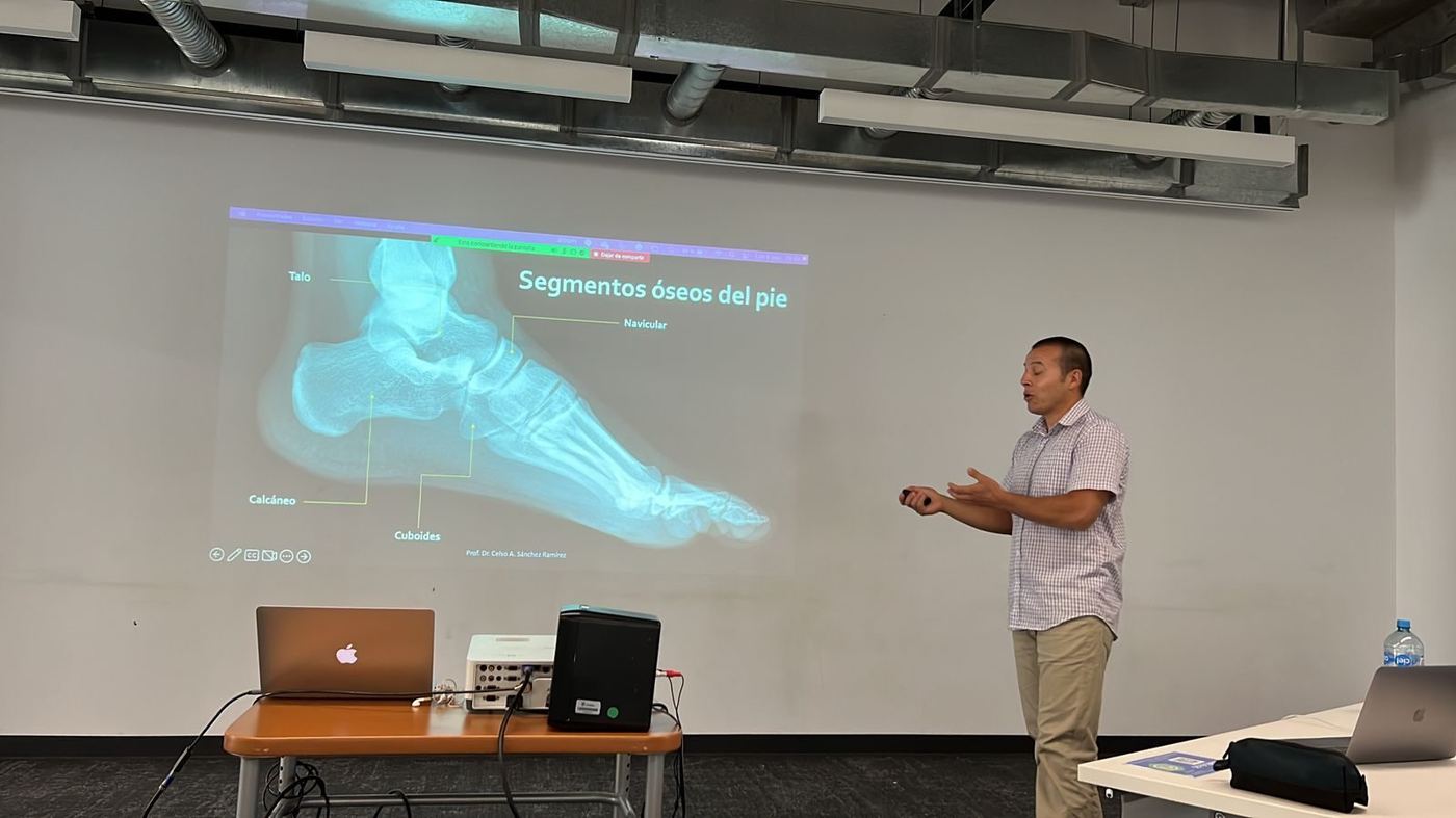 El profesor Celso Sánchez en clase de anatomía funcional