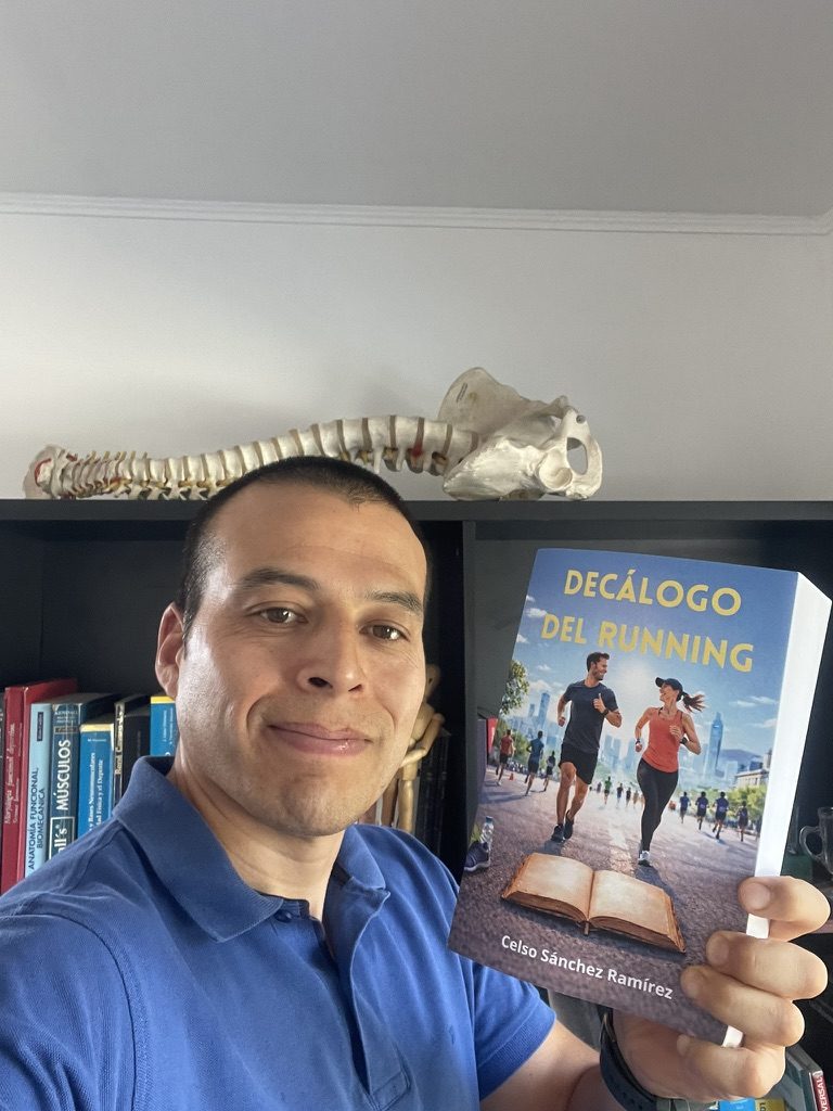 Celso Sánchez con su libro Decálogo del Running